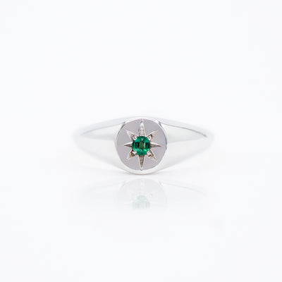 Anello in oro massiccio con smeraldo naturale